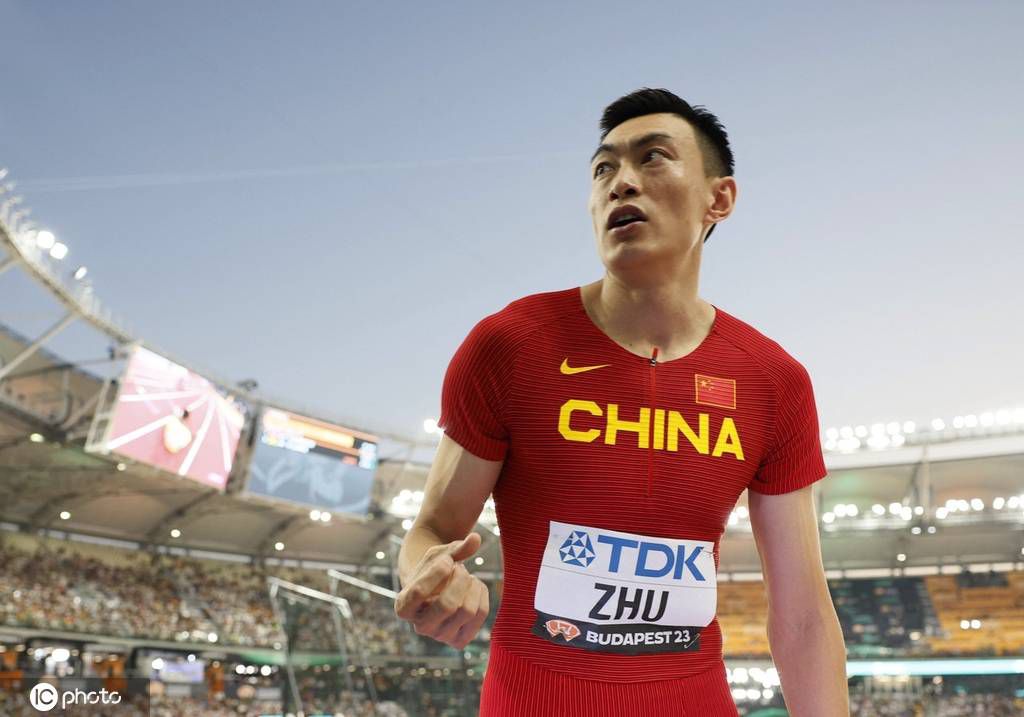 而今天，雷德利.斯科特的《普罗米修斯》更是把这个题目描摹得艰深、悲怆和富于宗教意味。